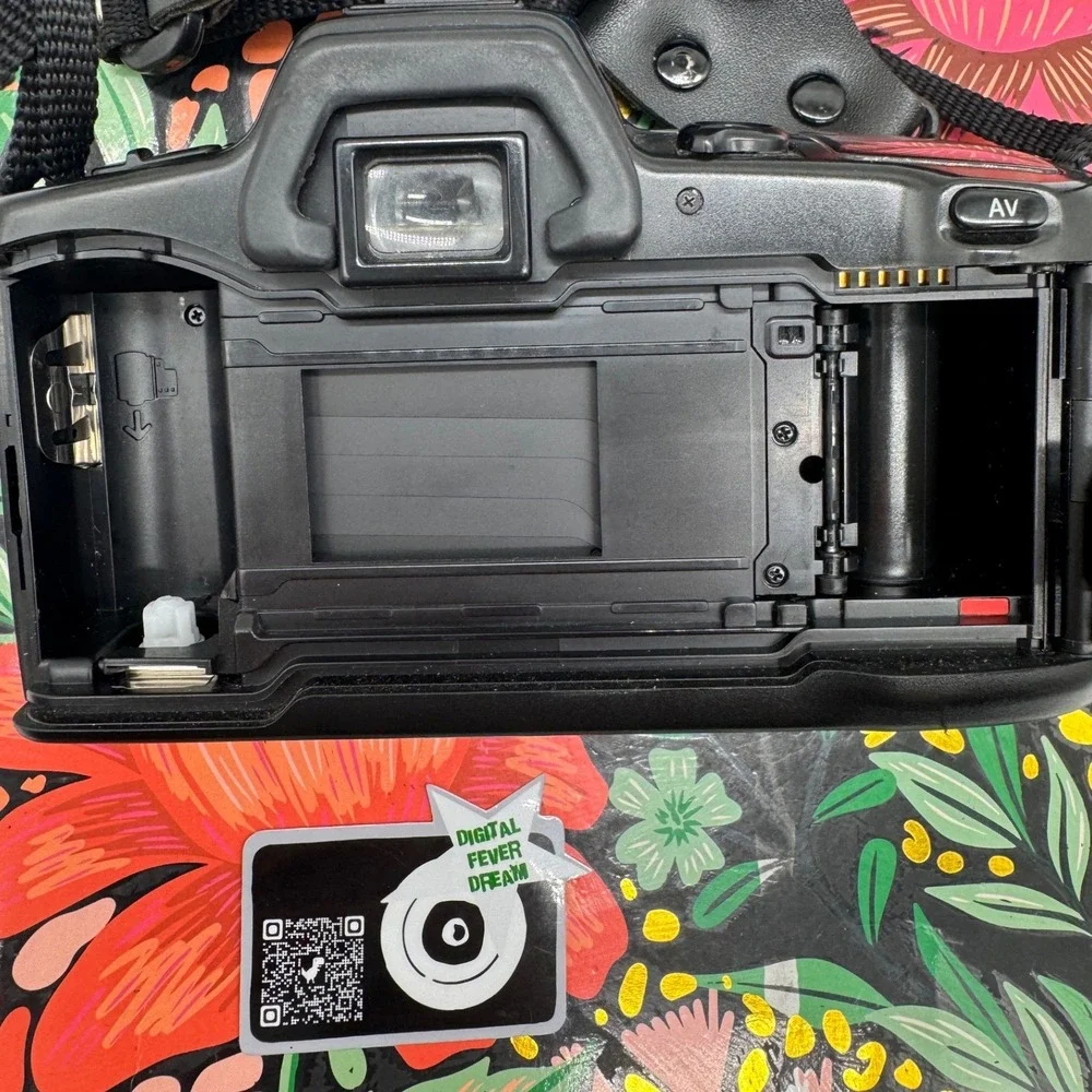 Minolta Maxxum 400si 35mm SLR Film Camera with 35-80mm Lens and Strap